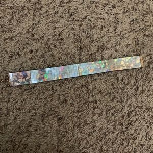 Holographic choker